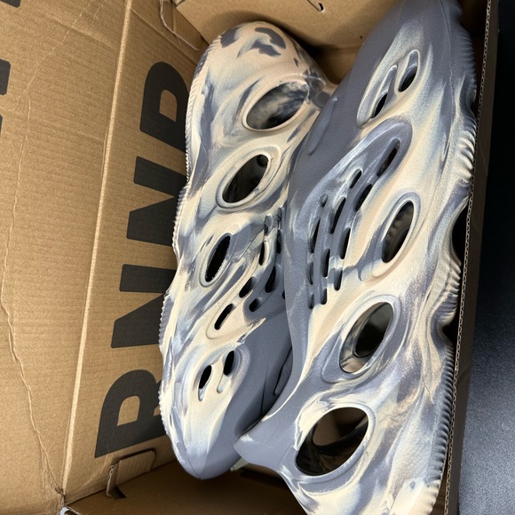 MXT Moon Gray YEEZY FOAM RNNR - Picture 6 of 6